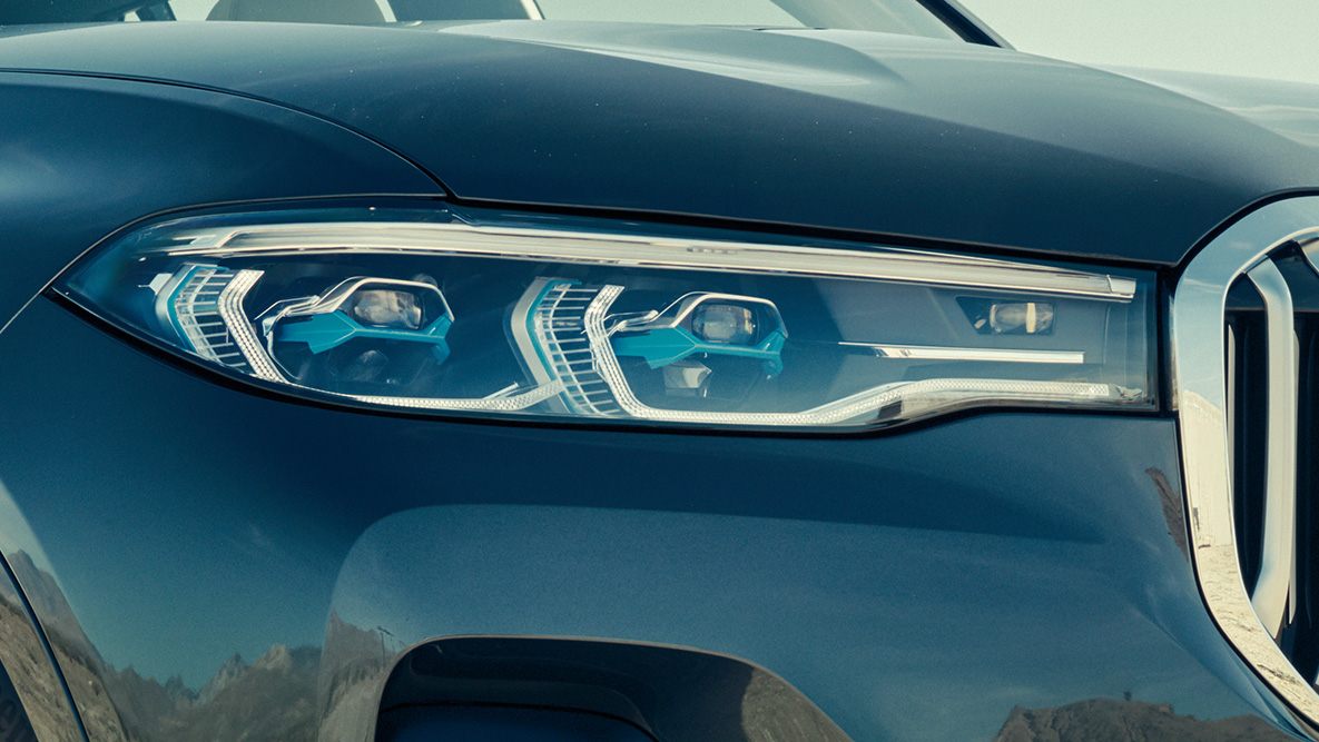 Luz láser BMW Luz láser BMW: Acercamiento de la parte delantera del BMW X7 en vista delantera de tres cuartos