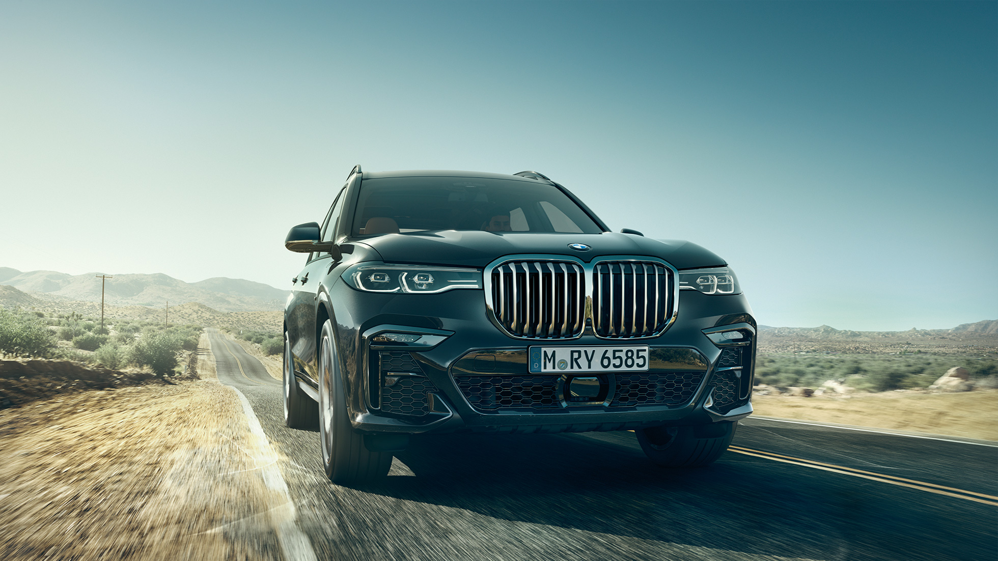 BMW X7 frente BMW X7 in Arctic Grey, exterior, frontal, vista desde piso, G07 2019