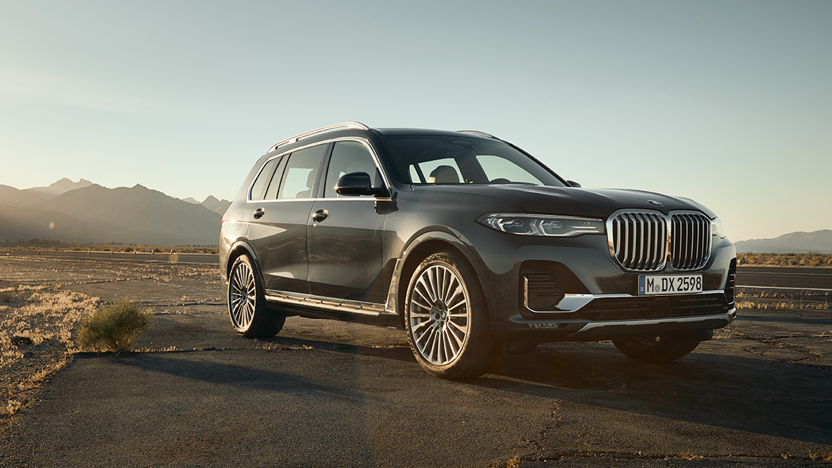 Tracción Executive Drive Pro Tracción Executive Drive Pro: BMW X7 vista delantera de tres cuartos en movimiento