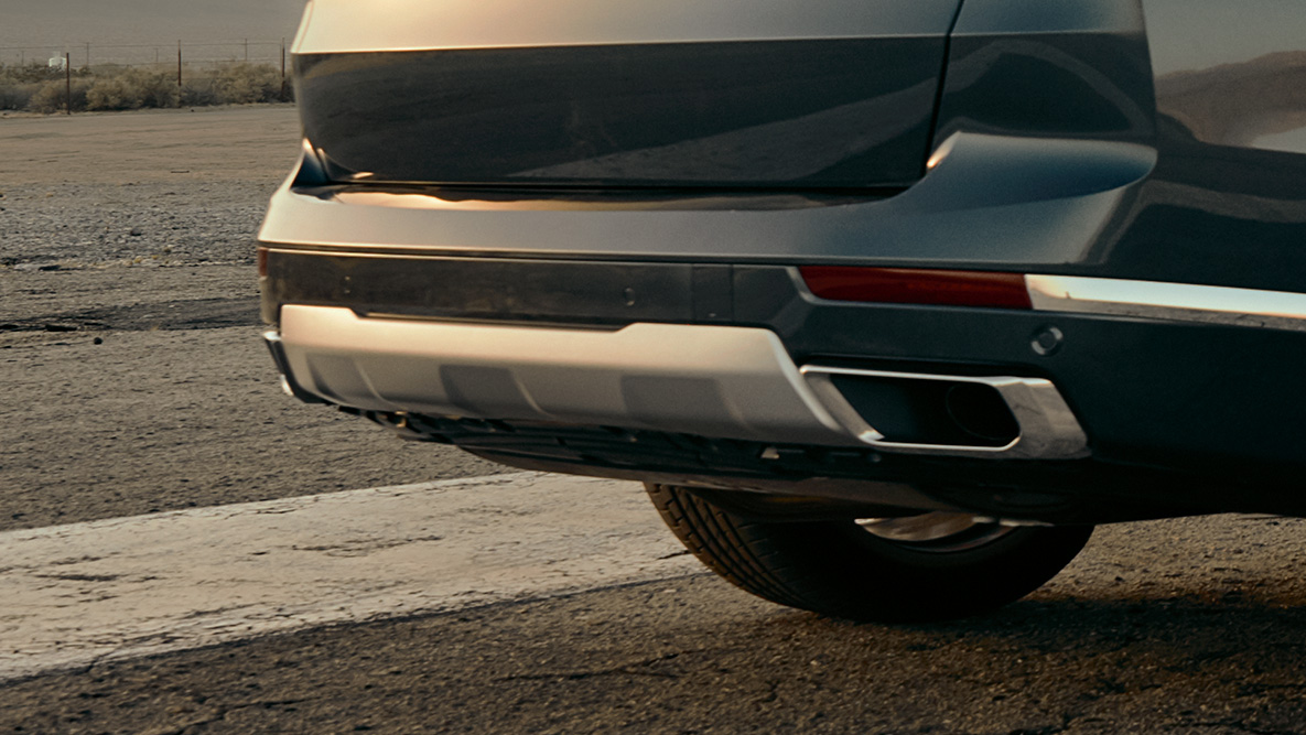 Sistema de escape deportivo M Acercamiento de la parte trasera del BMW X7 con enfoque en el sistema de escape M deportivo