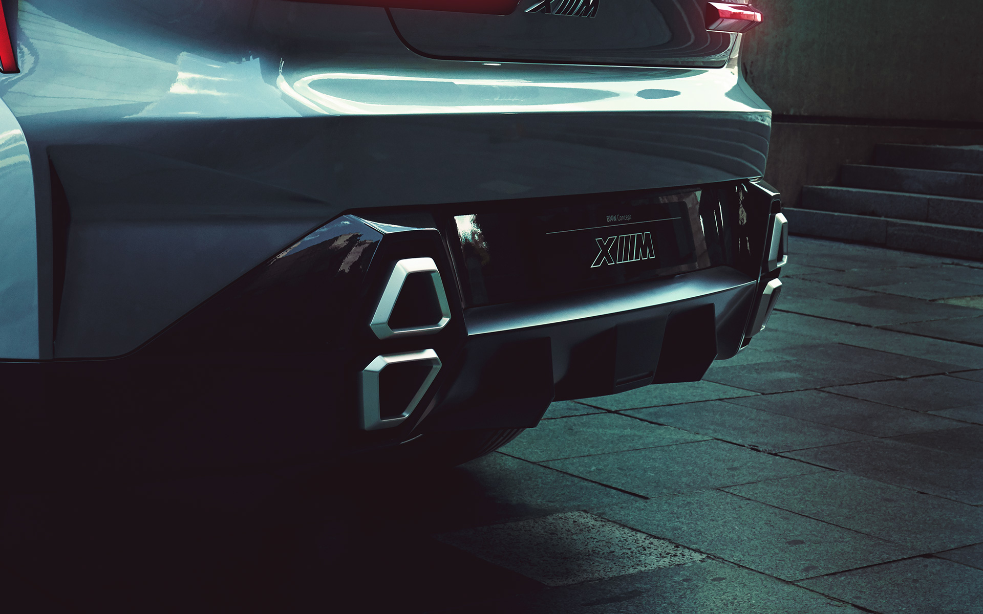 BMW Concept XM (G09) vista de tres cuartos de la zaga, parado, detalle de tubos de escape BMW Concept XM (G09) vista de tres cuartos de la zaga, parado, detalle de tubos de escape