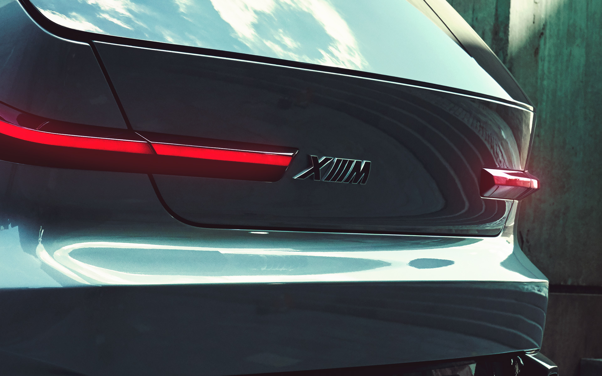 BMW Concept XM (G09) vista de tres cuartos de la zaga, parado, detalle del logo "XM" BMW Concept XM (G09) vista de tres cuartos de la zaga, parado, detalle del logo "XM"