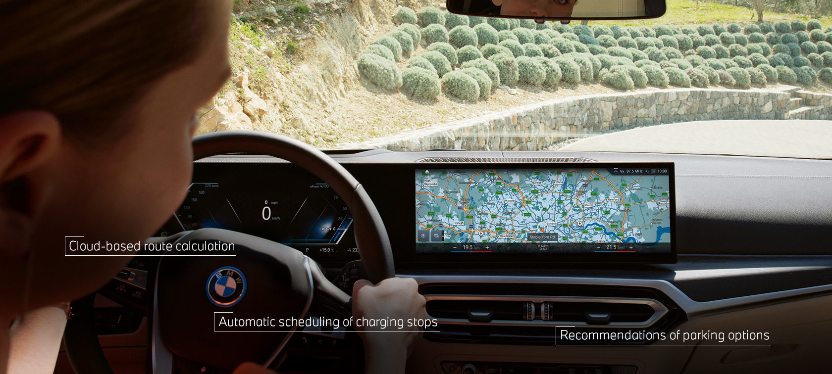 Un hombre al volante de su BMW sigue las indicaciones de navegación de BMW Maps en el display de control Un hombre al volante de su BMW sigue las indicaciones de navegación de BMW Maps en el display de control