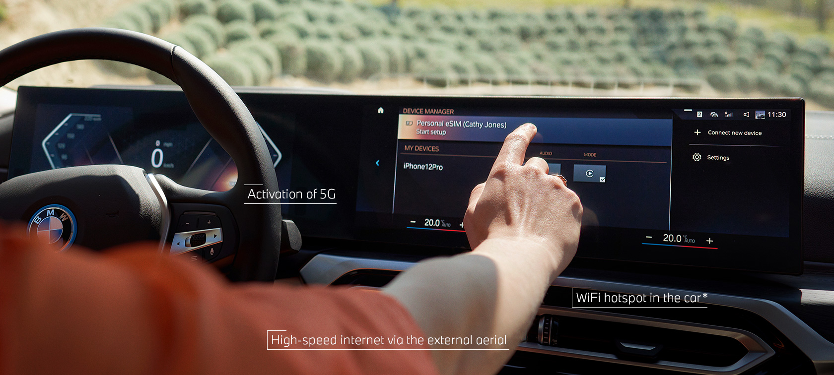 Una persona utiliza la eSIM Personal en el display de control del BMW iX mediante la función táctil Una persona utiliza la eSIM Personal en el display de control del BMW iX mediante la función táctil