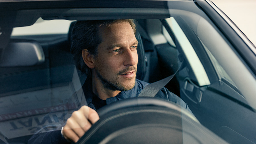 BMW Service Inclusive Hombre en el volante de un BMW