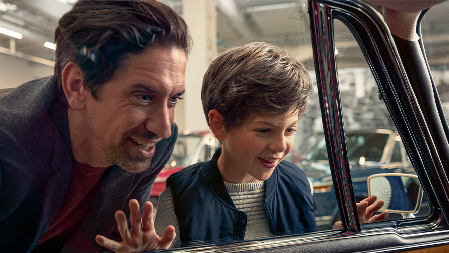 BMW Value Service Padre e hijo se maravillan en el interior de un vehículo BMW clásico