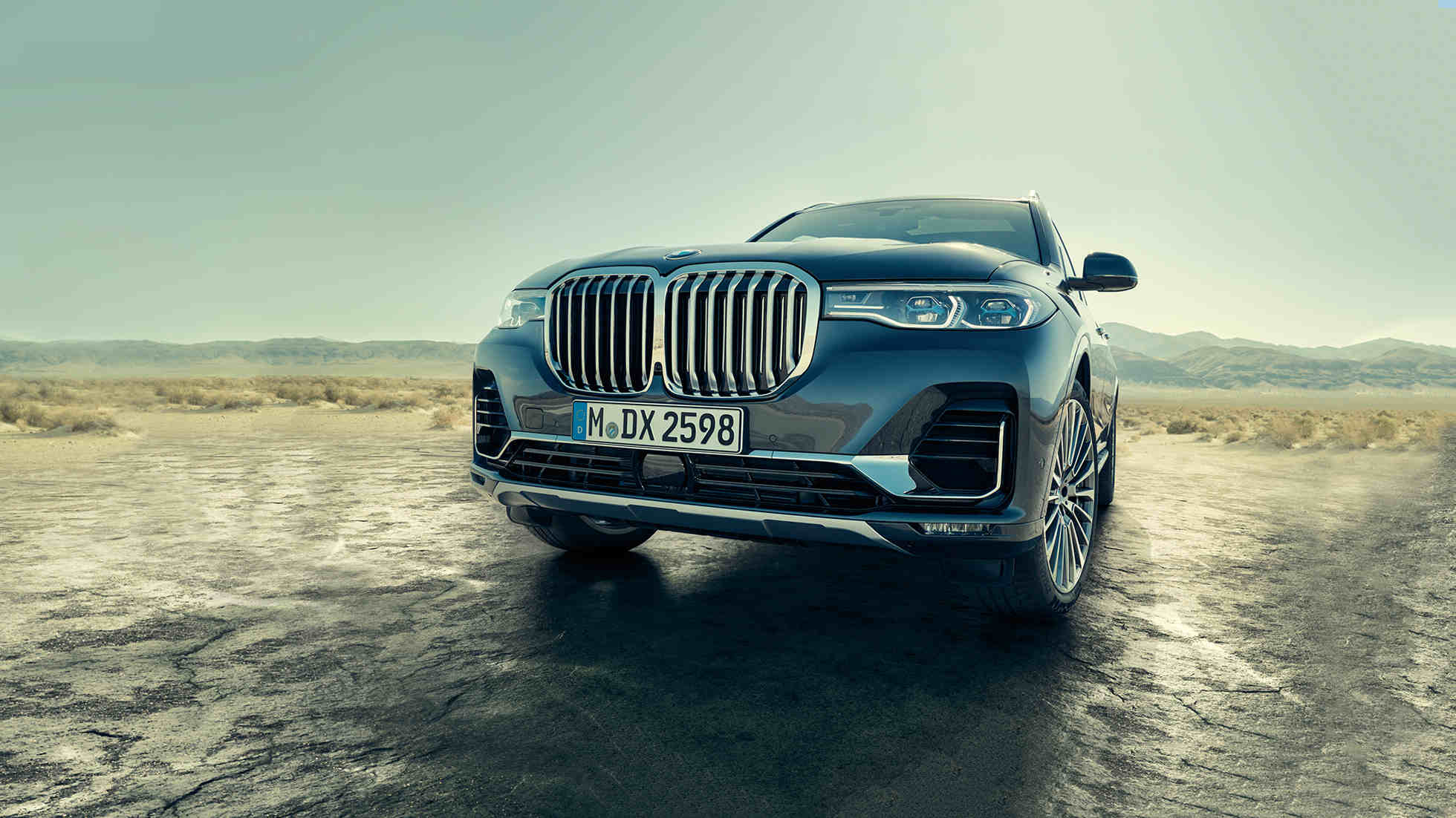 Exterior del BMW X7: toma oblicua desde un ángulo bajo Exterior del BMW X7: toma oblicua desde un ángulo bajo desde el frente