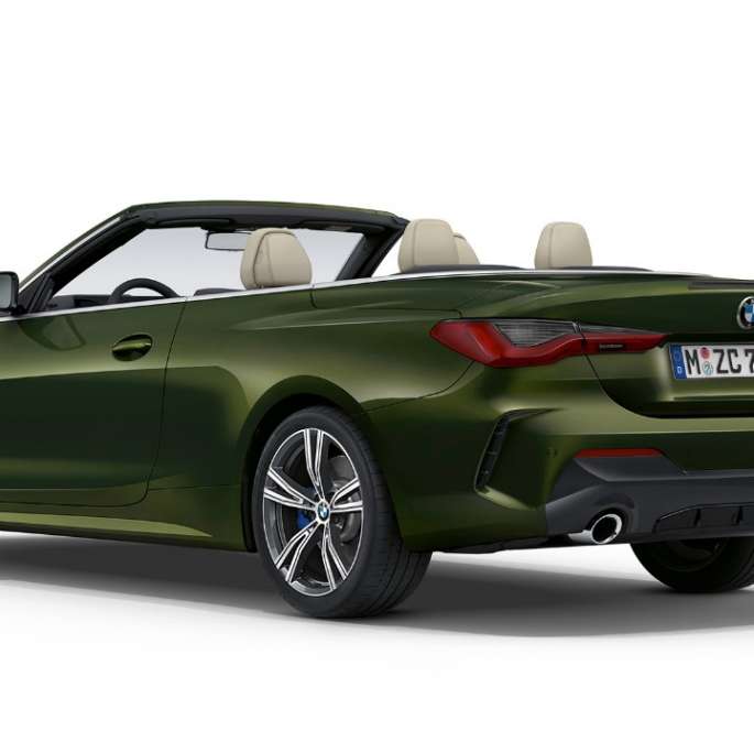 BMW Serie 4 Convertible G23 2020 Acabado M Sport, Sanremo Green metalizado, vista de tres cuartos de la zaga
