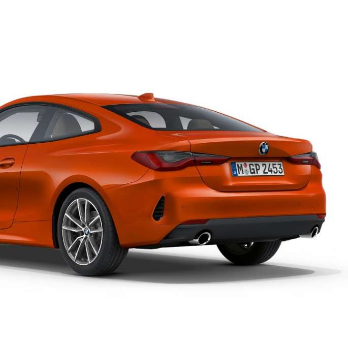 BMW Serie 4 Coupé G22 2020 Equipamiento de serie Sunset Orange metalizado Vista de tres cuartos de la zaga