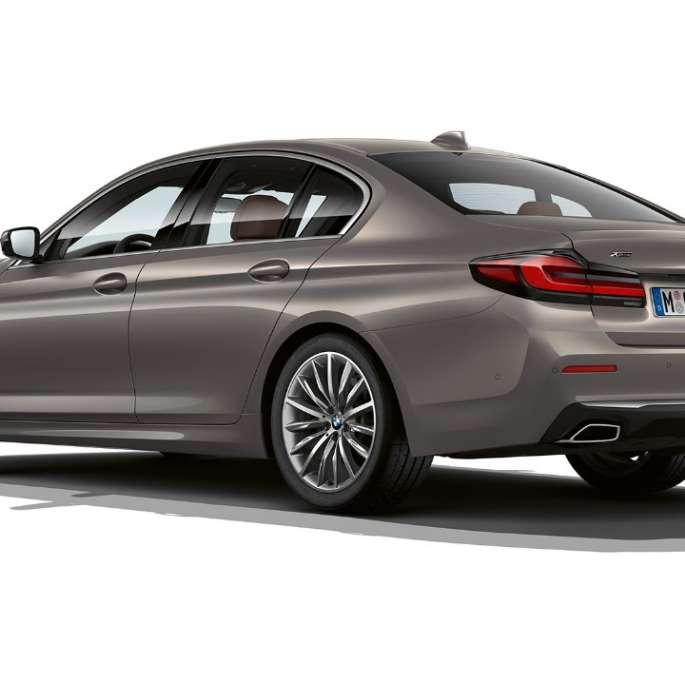BMW Serie 5 Sedan G30 2020 Línea de lujo en Bernina Gray, vista trasera de tres cuartos