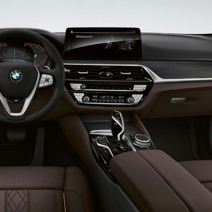 Cabina BMW Serie 5 Sedán G30 2020 Línea de lujo Exclusivo cuero 'Nappa' Moca Costura exclusiva con ribete en contraste interior 