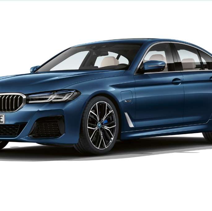BMW Serie 5 Sedan G30 2020 M paquete deportivo en vista frontal de tres cuartos blanco alpino