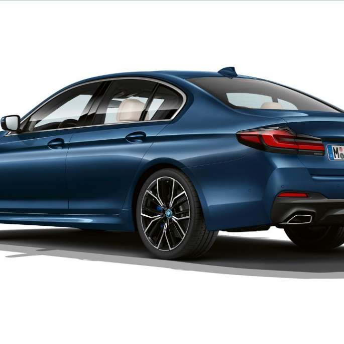 BMW Serie 5 Sedan G30 2020 M paquete deportivo en vista trasera de tres cuartos blanco alpino