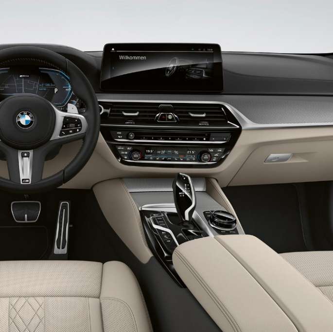 Cabina BMW Serie 5 Sedán G30 2020 M Paquete deportivo cuero 'Dakota' negro con costuras en contraste interior azul 