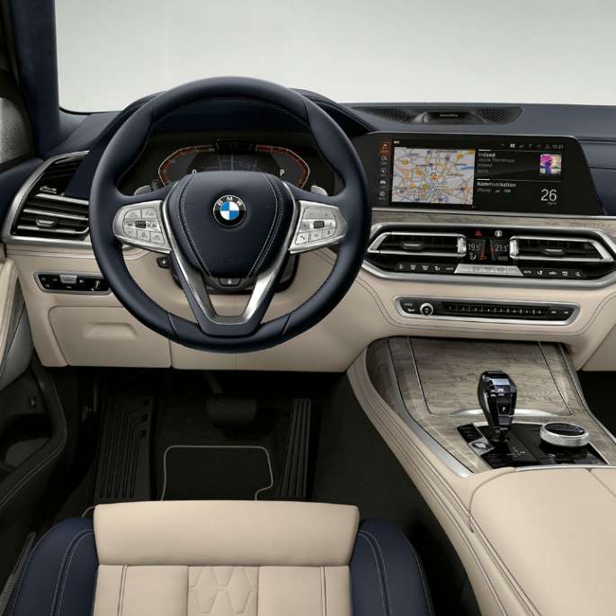 Acercamiento frontal de la cabina del conductor del BMW X7 con características de Design Pure Excellence