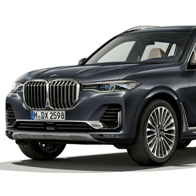 Toma de estudio del BMW X7 en vista delantera de tres cuartos en Design pure excellence