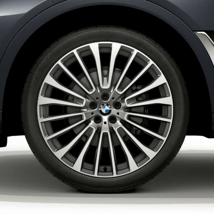 Acercamiento de los rines de aleación ligera del BMW X7 con características de Design Pure Excellence