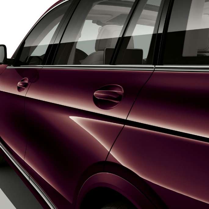 Acercamiento frontal de la cabina del conductor del BMW X7 con características del paquete deportivo M