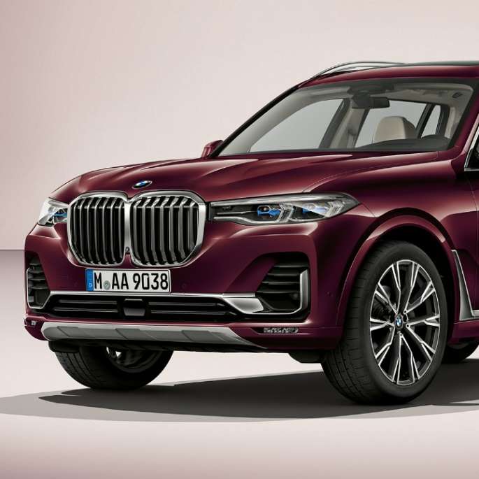 Toma de estudio del BMW X7 en vista delantera de tres cuartos con paquete deportivo M