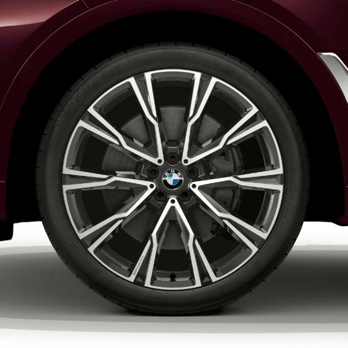 Acercamiento del rin de aleación ligera del BMW X7 con características del Paquete M Deportivo
