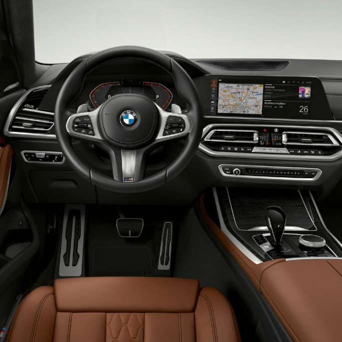 Vista lateral del BMW X7 con características de BMW Individual X7 xDrive40i