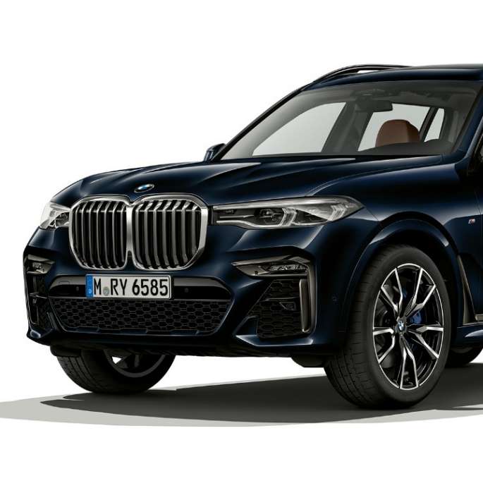 Toma de estudio del BMW X7 en vista delantera de tres cuartos como BMW Individual X7 xDrive40i