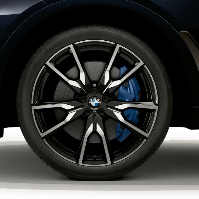 Acercamiento del rin de aleación ligera del BMW X7 con características de BMW Individual X7 xDrive40i
