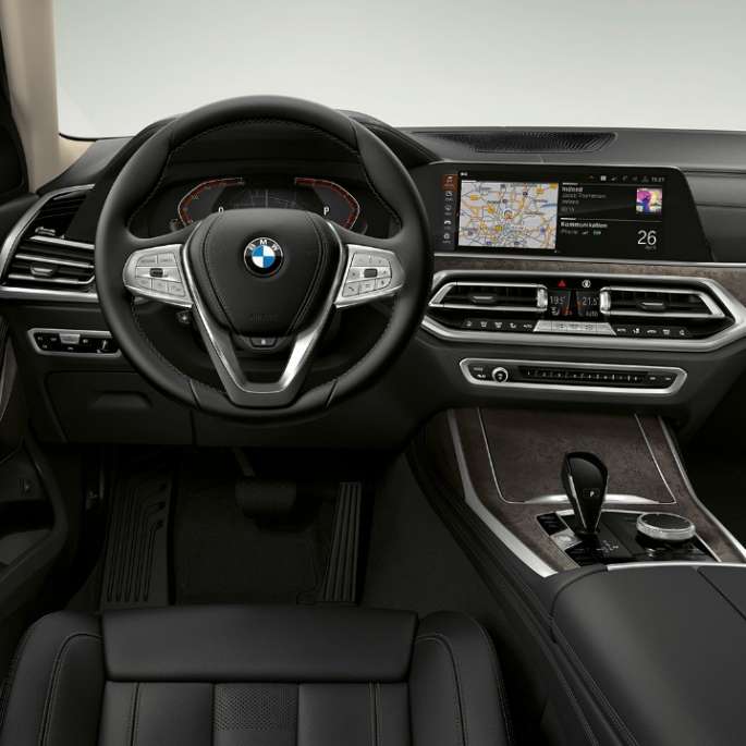Acercamiento frontal de la cabina del conductor del BMW X7 con características de equipamiento estándar