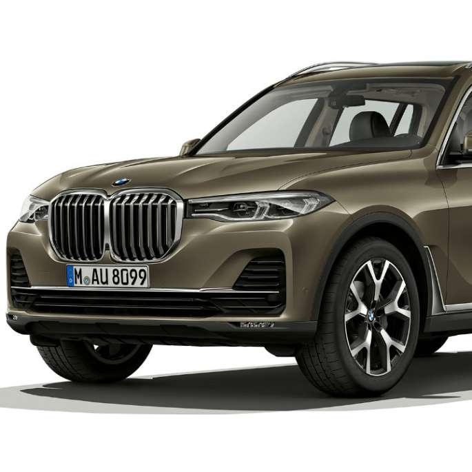 Toma de estudio del BMW X7 en vista delantera de tres cuartos en color Vermont bronze