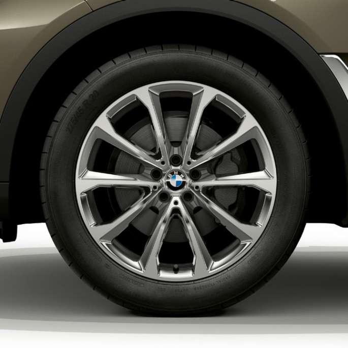 Acercamiento del rin de aleación ligera del BMW X7 con características del equipamiento estándar